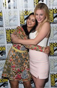 47496882_camila-mendes-and-lili-reinhart-riverdale-tv-show-photocall-at-comic-con-interna.jpg