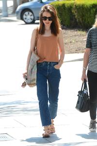 47802417_lily-collins-19.jpg