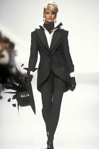 4_christian-dior-fw-1991-1_html.thumb.JPEG.9f95737a0cbe711fd0198180d101fbc9.JPEG