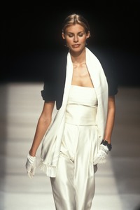 4_giorgio-armani-fw-1992-5_html.thumb.JPEG.ab1da5857c90802271b84ed372b5104e.JPEG