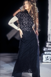 4_jean-paul-gaultier-ss-1993-5.thumb.jpg.eee6776615f6644316e4108620455e9d.jpg