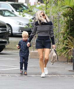 Fergie+son+Axl+out+BS9EgV1eUQ0x.jpg