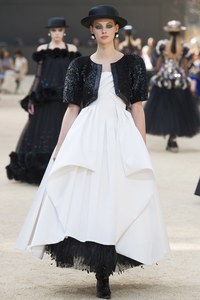 Lauren de Graaf at Chanel Fall 2017 Coture.jpg