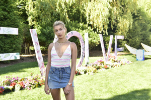 Hailey+Baldwin+FIJI+Water+REVOLVEintheHamptons+FosnPPgMk3Sx.jpg