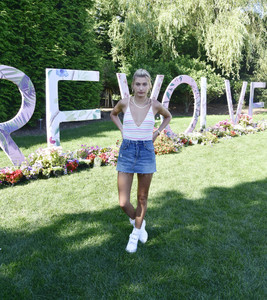 Hailey+Baldwin+FIJI+Water+REVOLVEintheHamptons+JF_kW8fQZ6xx.jpg