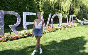 Hailey+Baldwin+FIJI+Water+REVOLVEintheHamptons+k66w_2bF3LLx.jpg