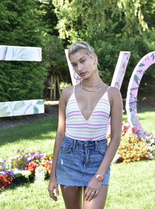 Hailey+Baldwin+FIJI+Water+REVOLVEintheHamptons+lUjPhBDnFbcx.jpg