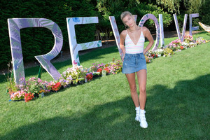 Hailey+Baldwin+REVOLVEintheHamptons+Kicks+gtRDTIH0VTux.jpg