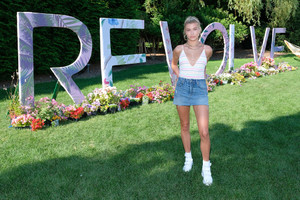 Hailey+Baldwin+REVOLVEintheHamptons+Kicks+HfhKW5KTszHx.jpg