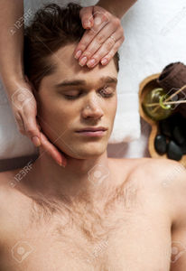 51879632-homme-d-tendu-obtenir-un-massage-du-visage-au-spa-de-jour-Banque-d'images.jpg