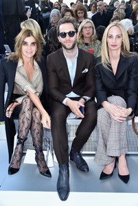 Carine+Roitfeld+Chanel+Front+Row+Paris+Fashion+T0jbfOeo2ynx.jpg