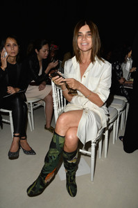 Carine+Roitfeld+Front+Row+Giambattista+Valli+6Z0Q8mU9Uaxx.jpg