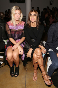 Carine+Roitfeld+Sophie+Theallet+Front+Row+7y-Ei4jLWSqx.jpg