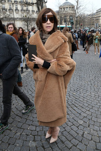 Carine+Roitfeld+Arrivals+Miu+Miu+Fashion+Show+DTfPjGTpG2Zx.jpg