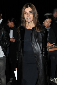 Carine+Roitfeld+Givenchy+Front+Row+Paris+Fashion+zkKMtSUUtesx.jpg