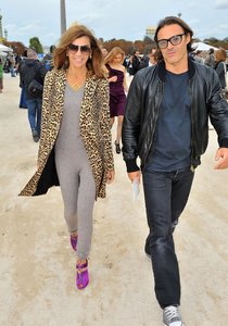 Carine+Roitfeld+Paris+Fashion+Week+Spring+pIERWZ7TI_ax.jpg