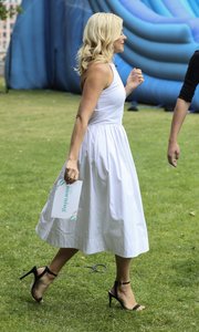      hollyw130717BZNImage120.jpg
