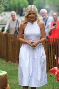      hollyw130717BZNImage128.jpg