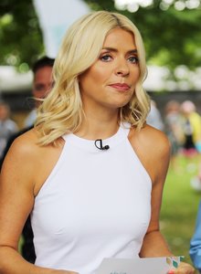      hollyw130717BZNImage135.jpg