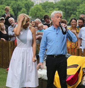      hollyw130717BZNImage160.jpg