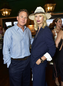 Karolina+Kurkova+Hamptons+Magazine+Celebrates+lwrRfoj2EnBx.jpg