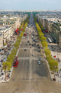 Avenue_des_Champs-Elysées_from_top_of_Arc_de_triomphe_Paris.jpg