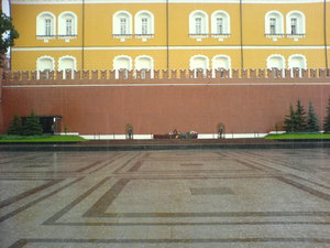Moscow,_Tomb_of_the_Unknown_Soldier,_Rain.jpg