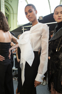 597274aa25f02_vauthier-hc-bks-m-rf17-0449(1).thumb.jpg.74d5b418892d87d7e2920b47a7366629.jpg