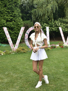 Josephine+Skriver+FIJI+Water+REVOLVEintheHamptons+iO4KqsR7ocll.jpg