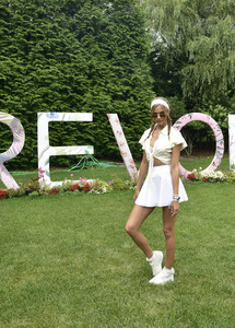 Josephine+Skriver+FIJI+Water+REVOLVEintheHamptons+JyoO2MOi_r8l.jpg