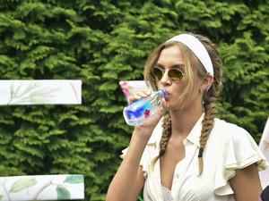 Josephine+Skriver+FIJI+Water+REVOLVEintheHamptons+YWr7YOiyRKxl.jpg