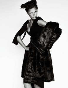 59766c745ca85_VogueSpain-Agosto2017-17.thumb.jpg.562818642fd063c413de0273a29d1e28.jpg