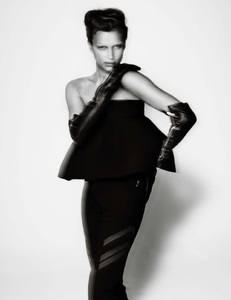 59766c81caa42_VogueSpain-Agosto2017-29.thumb.jpg.c2558435228ee9baadd9ceb99f8edd09.jpg