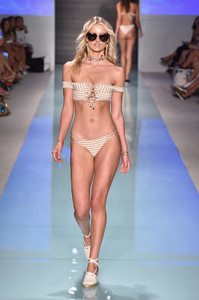 5977b0152b51a_BLUELIFERunwayJuly2017FUNKSHIONSwimRhA8D7tdnY2x.thumb.jpg.4717a4a1236fa983087d6e33978b3ee4.jpg