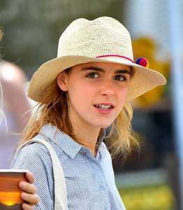 Kiernan-Shipka - Shopping-at-a-farmers-market--03.jpg