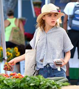 Kiernan-Shipka - Shopping-at-a-farmers-market--09.jpg