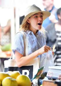 Kiernan-Shipka - Shopping-at-a-farmers-market--10.jpg