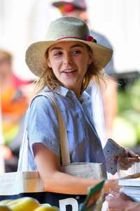 Kiernan-Shipka - Shopping-at-a-farmers-market--12.jpg