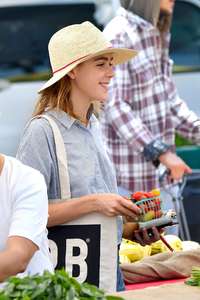 Kiernan-Shipka - Shopping-at-a-farmers-market--14.jpg