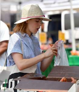 Kiernan-Shipka - Shopping-at-a-farmers-market--15.jpg