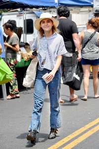 Kiernan-Shipka - Shopping-at-a-farmers-market--16.jpg