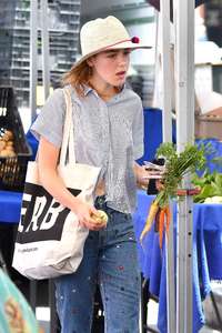 Kiernan-Shipka - Shopping-at-a-farmers-market--18.jpg