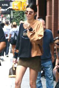 Kendall-Jenner - Leaving-her-hotel-in-NYC--02.jpg