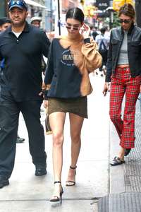 Kendall-Jenner - Leaving-her-hotel-in-NYC--05.jpg