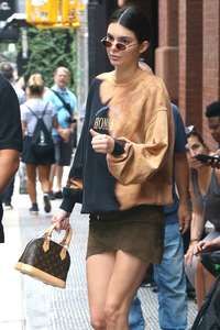 Kendall-Jenner - Leaving-her-hotel-in-NYC--07.jpg