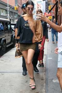Kendall-Jenner - Leaving-her-hotel-in-NYC--09.jpg