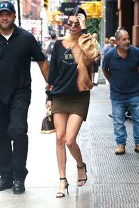 Kendall-Jenner - Leaving-her-hotel-in-NYC--15.jpg