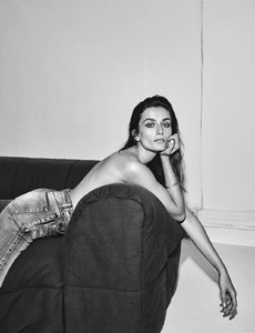 597b7b8a641c6_VogueMexicoLatinAmericaAugust20178.thumb.jpg.00e94b5f09acb60e01420806bdcbdfed.jpg