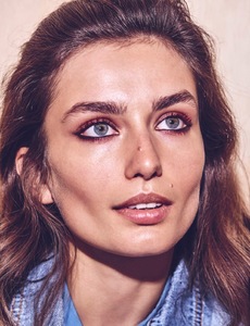597b7b8db07c7_VogueMexicoLatinAmericaAugust201711.thumb.jpg.7fee5fe7929f6ae301670c8edcbe4358.jpg