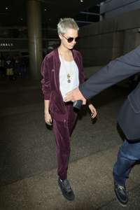 Cara-Delevingne at-LAX-airport--01.jpg